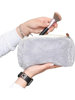 Nacario Özgüner Peluş Makyaj Çantası – Yumuşak ve Şık Tasarım – Fermuarlı, Taşınabilir Kozmetik Organizer – Kadınlar Için Seyahat ve Günlük Kullanıma Uygun (Uzun Tüylü Gri)