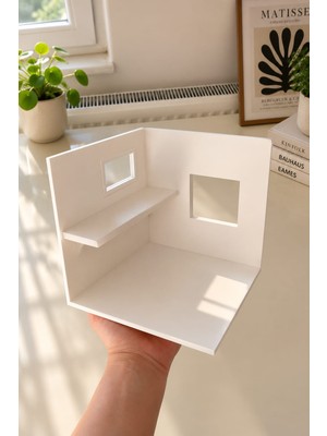 Tiny Cozy Pencere Detaylı Dekoratif Mini Ev Maketi – Masaüstü Raf Süsü