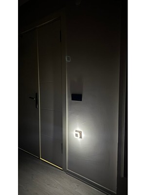 Orvessa Minimalist Beyaz LED Gece Lambası - Şık ve Fonksiyonel Tasarım Masa ve Gece Lambası