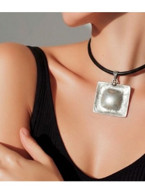 Dilhan Atlay Kare Choker  Kolye
