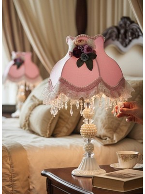 dekovien Pembe Kadife Kaplı Çiçek Dekorlu Başlık Incili Beyaz Ayaklı Klasik Prenses Model Abajur 50X25CM