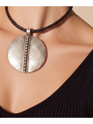 Dilhan Atlay Desenli  Madalyon  Choker Kolye