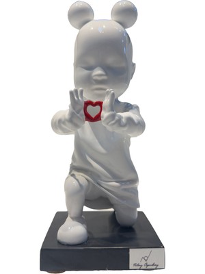 Nilay Özenbay Emoji Heykel
