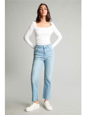 DeFacto Crop Flare Fit Yüksek Bel Bilek Boy Jean Yıkama Efektli Mavi Pantolon G2217AX26AU