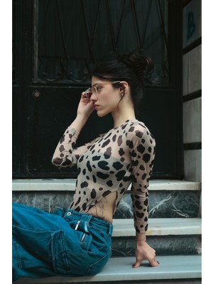 Touz Leopar Desenli Transparan Detail Crop Bluz