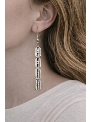 Herşey Nota Dikey Geometrik Metal Figür Küpe – Sallantılı Tasarım Küpe