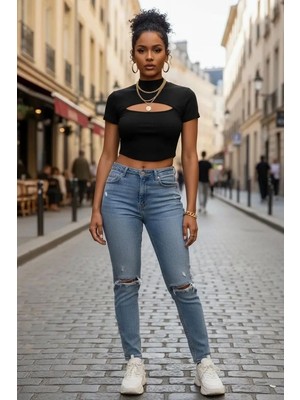 Çamaşır Kenti Kadın Siyah Modern Fit Göğüs Dekolteli Yarım Kollu Cut Out Crop Top Bluz