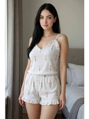 Çamaşır Kenti Şık Tasarım Beyaz Üstüne Çiçek Desenli Askılı Şortlu Pijama Takımı