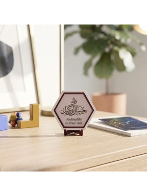 Miaju Geleneksel Hat Sanatı Hasbünallâhü ve Ni'mel Vekîl Yazılı Masaüstü Dekoru Modern ve Minimalist Bir Parça 10X10 Cm, Yavru Ağzı