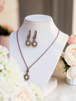 Fayra Accessories Zirkon Taşlı Papatya Figür Inci Sallantılı Küpe ve Kolye Seti