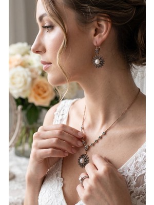 Fayra Accessories Zirkon Taşlı Çiçek Figür Su Yolu Zincirli Inci Kolye ve Küpe