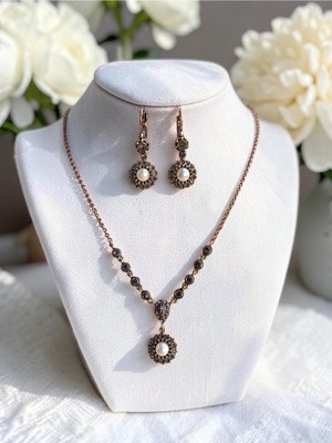 Fayra Accessories Zirkon Taşlı Papatya Figür Su Yolu Zincirli Inci Sallantılı Kolye ve Küpe Seti