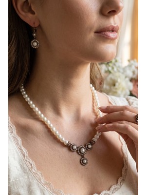 Fayra Accessories Kristal Taşlı Papatya Figür Inci Kolye ve Inci Küpe Seti
