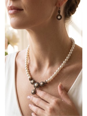 Fayra Accessories Kristal Taşlı Papatya Figür Inci Kolye ve Inci Küpe Seti