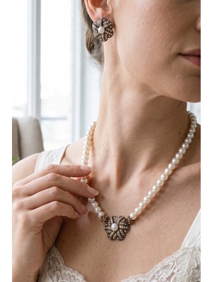 Fayra Accessories Kristal Taşlı Çiçek Figür Inci Kolye ve Inci Küpe Seti