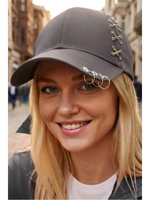 Tezzgelsin Kadın Piercing Halkalı Çapraz Metal Detaylı Özel Tasarım Baseball Cap Streetwear Şapka