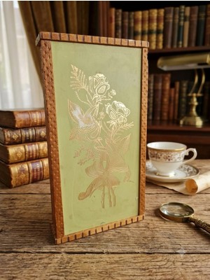 Hureggo Vintage Kitap Şeklinde Ahşap Kutu - Altın Varak Gül Işlemeli Saklama Kutusu - 26X14X5 cm