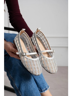 Dabab Shoes Rıvena Kadın Gümüş Tül Üzeri Nakış Detaylı Kare Burun Üstten Bantlı Düz Taban Mary Jane Babet