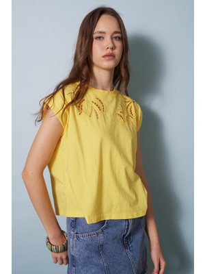 Nisan Triko Cutwork Nakış Detaylı T-Shırt