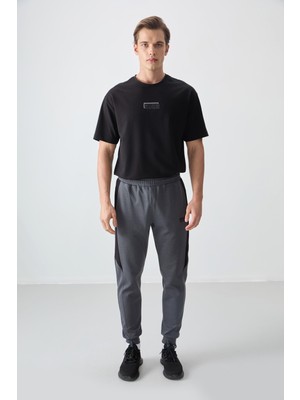 Air Jones Koyu Gri Yüzeyi Dokulu Standart Fit Nakışlı Erkek Eşofman Alt - 82126