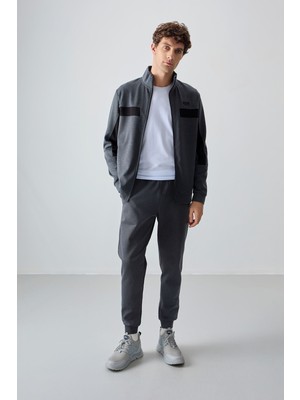Air Jones Koyu Gri Yüzeyi Dokulu Standart Fit Nakışlı Erkek Eşofman Takım - 85248