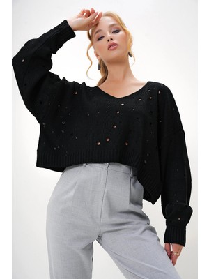 TeknoKapsül Trend Alaçatı Stili Kadın Siyah V Yaka Delik Ajurlu Crop Kazak ALC-X13116