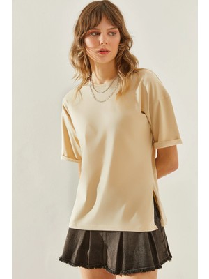 TeknoKapsül Bianco Lucci Kadın Yandan Yırtmaçlı Kol Katlama Detaylı Bisiklet Yaka Kısa Kollu Basic T-Shirt 60251203