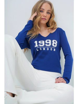 TeknoKapsül Trend Alaçatı Stili Kadın Lacivert Yırtmaç Yaka Yazı Baskılı Crop Bluz ALC-X13588