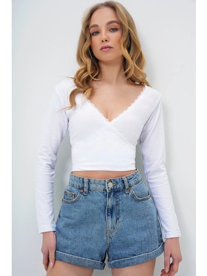 TeknoKapsül Trend Alaçatı Stili Kadın Beyaz Kruvaze Yaka Dantel Detaylı Crop Bluz ALC-X13668