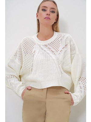 TeknoKapsül Trend Alaçatı Stili Kadın Ekru Bisiklet Yaka Saç Örgü Desenli Delik Ajurlu Crop Kazak ALC-X12975