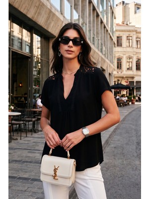Lela Güpür Detaylı % 100 Pamuk Regular Fit V Yaka Bluz Bayan Bluz 611BZ0286