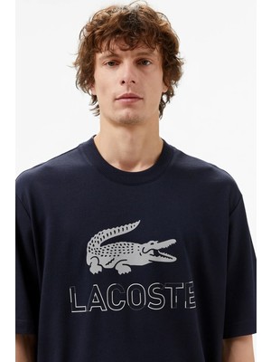Lacoste Men's Loose Fit Navy Tshirt Pamuklu Geniş Kalıp Reflektörlü Bisiklet Yaka Baskılı Erkek Tişört Lacivert