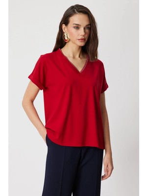 ON Kadın Yakası Zincirli V Yaka T-Shirt 71352 Kırmızı