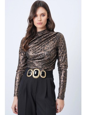 TeknoKapsül Trend Alaçatı Stili Kadın Leopar Dik Yaka Omzu Drapeli Gümüş Simli Bluz ALC-X11257