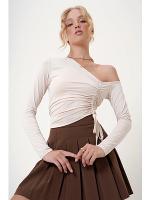 TeknoKapsül Trend Alaçatı Stili Kadın Krem Asimetrik Yaka Büzgülü Sandy Crop Bluz ALC-X12746