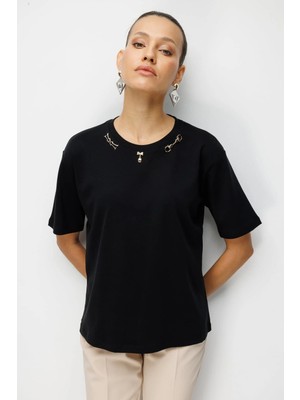 ON Kadın Yakası Aksesuarlı Sıfır Yaka Pamuklu T-Shirt 71454 Siyah