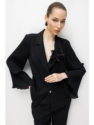 Moda İlgi Kadın Kol Pliseli Yakası Çiçek Broşlu Tek Düğme Ceket 5025 Siyah
