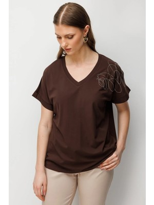 ON Kadın Büyük Beden Tek Omzu Zincirli V Yaka T-Shirt 71368 Kahverengi