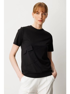 ON Kadın Sıfır Yaka Cepli T-Shirt 61340 Siyah