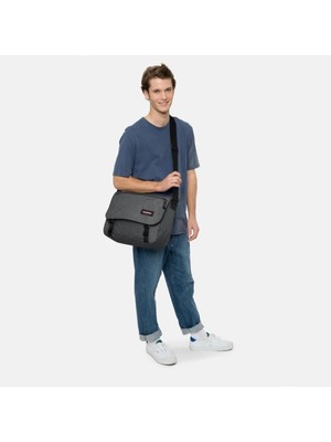 Eastpak Delegate+ Omuz Askılı Postacı Çantası Füme EK00026E77H1