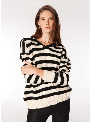 Fabrika Geniş Yaka Oversize Çizgili Siyah - Beyaz Kazak Kadın F4WL-KZK0664