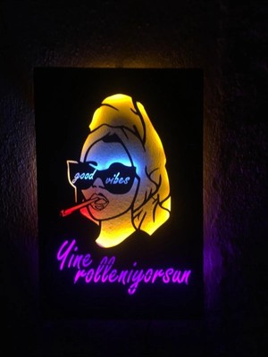 Empressco Good Vibes-Yine Rolleniyorsun Yazılı LED Işıklı Ahşap Tablo (50X35CM)