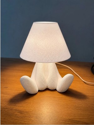 Mikasso Modern Oturan Figürlü Şapka Masa Lambası Abajur Şık Dekoratif 24CM Krem Plastik Beyaz