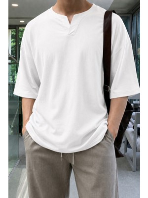 Tarz Cool Erkek Beyaz Oversize %100 Keten V Yaka Kısa Kollu Tişört – Rahat Kalıp Yazlık Keten T-Shirt