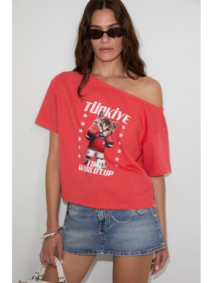 Grimelange Manaıa Kadın %100 Organik Pmauklu Tek Omuzu Açık Dünya Kupasına Özel Baskılı Pembe T-Shirt