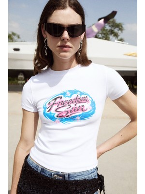 Grimelange Mıdna Kadın Yumuşak ve Esnek Kumaşlı Organik Pamuklu Baskı ve Taş Detaylı Crop Beyaz T-Shirt