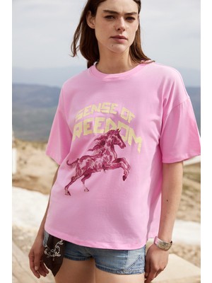 Grimelange Iratı Kadın Yumuşak Kumaşlı %100 Organik Pamuklu Baskı Detaylı Oversize Pembe T-Shirt