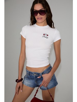 Grimelange Selcen Kadın Yumuşak ve Esnek Kumaşlı Organik Pamuklu Dünya Kupasına Özel Nakışlı Beyaz T-Shirt