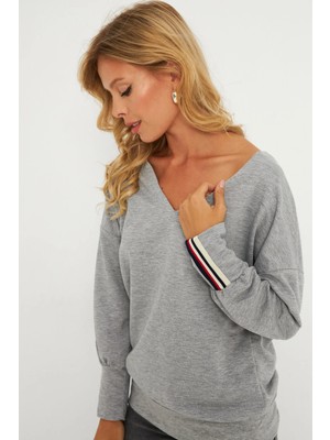 TeknoKapsül Cool & Sexy Kadın Gri Şerit Detaylı V Yaka Sweatshirt EY2905