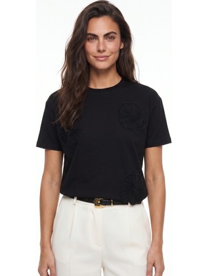 Onloox Siyah Pamuklu Bisiklet Yaka Kısa Kollu Çiçek Aksesuar Detaylı Örme T-Shirt